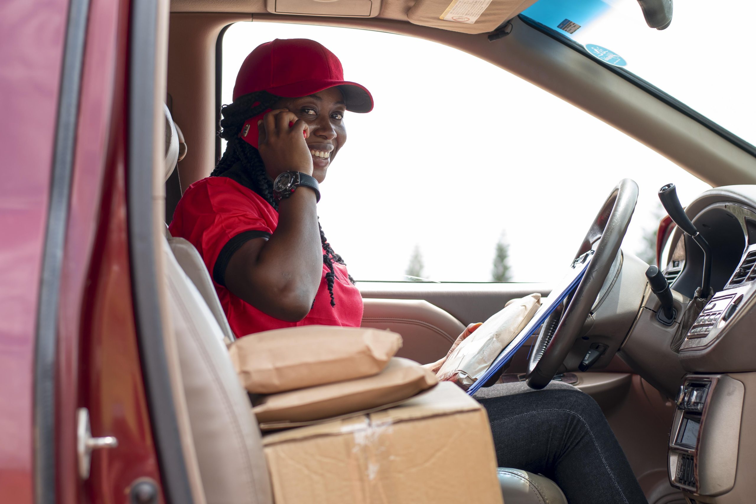 close-up-delivery-person-with-parcels